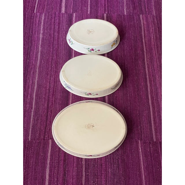 This beautiful set is oven to table and in the beautiful Strasbourg tulip pattern. The sides are decorated with deep pink...