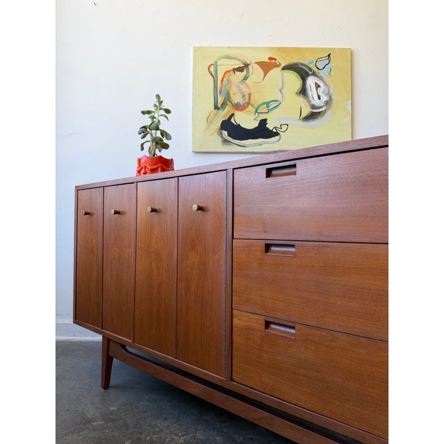 1960s American of Martinsville Walnut Dresser/Credenza For Sale In Los Angeles - Image 6 of 16