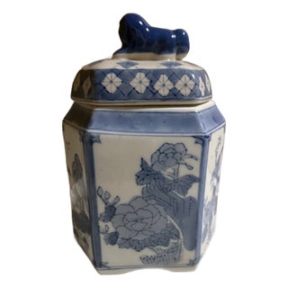 Chinese Blue and White Porcelain Jar W/Lid, Foo Dog Chinoiserie Tea Ginger Jar For Sale