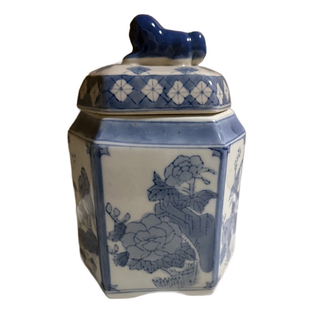Chinese Blue and White Porcelain Jar W/Lid, Foo Dog Chinoiserie Tea Ginger Jar For Sale