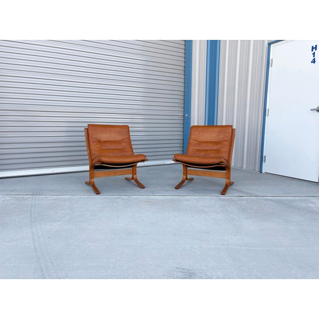 Designed by Ingmar Relling for Westnofa in 1960s Norway, this pair of iconic "Siesta" lounge chairs represents a...