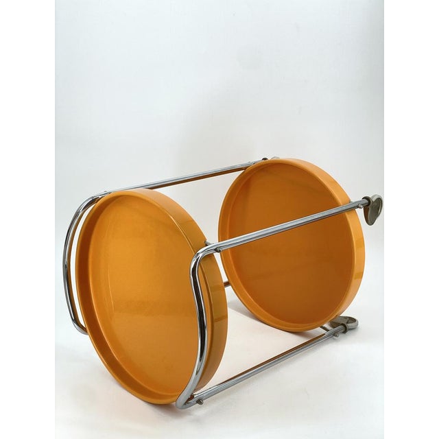 Side table on wheels with bar function - two round shelves, removable as trays - 70s original The rollers run smoothly and...
