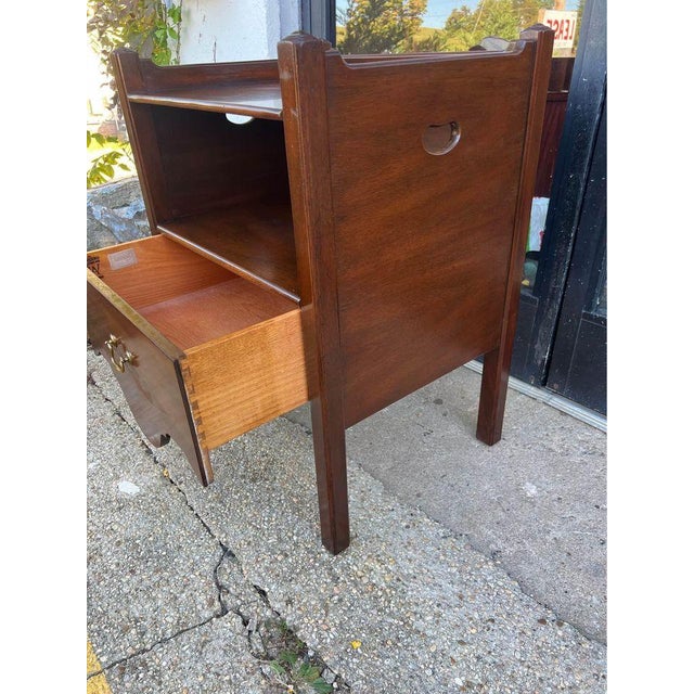 Mid 20th Century Kittinger Williamsburg Georgian III Chippendale Style Mahogany Bedside Table For Sale - Image 5 of 12
