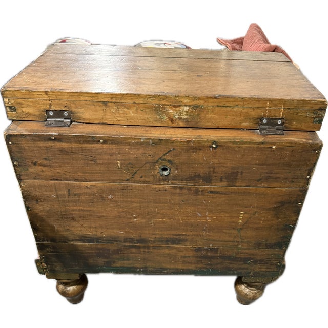 1860s English Pine Antique Ice Box With Zinc-Lined Interior on Turned Legs For Sale - Image 15 of 17