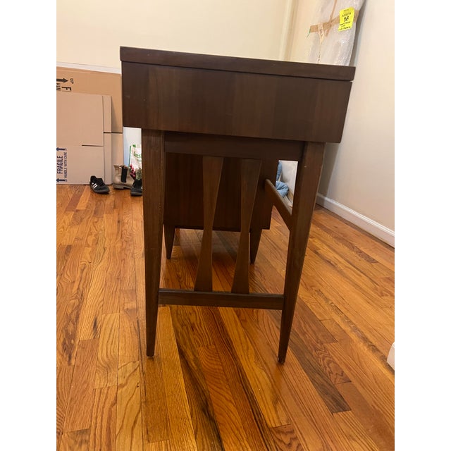 Mid-Century Modern 1950s Kent Coffey Tableu Mid-Century Modern Walnut Desk With Brass Accents For Sale - Image 3 of 11