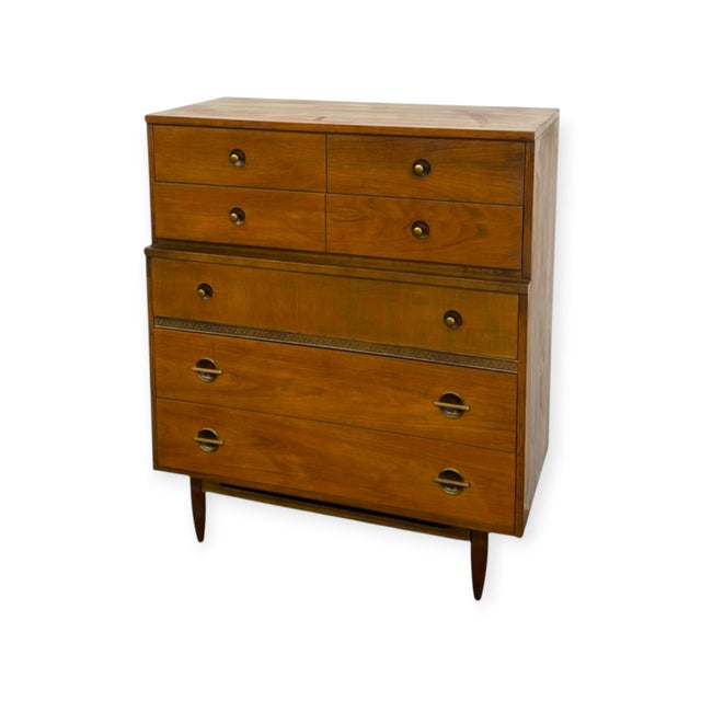1960s Vintage Mid Century Modern American Walnut Tallboy 5 Drawer Dresser For Sale - Image 5 of 10