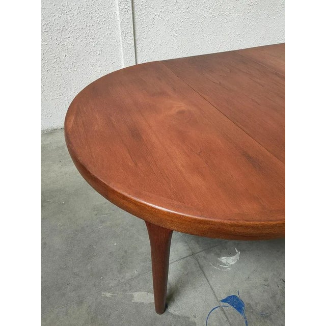 Round teak table set with two extensions, with four matching Moller chairs. Ideal for a dining room or kitchen. – Wooden...