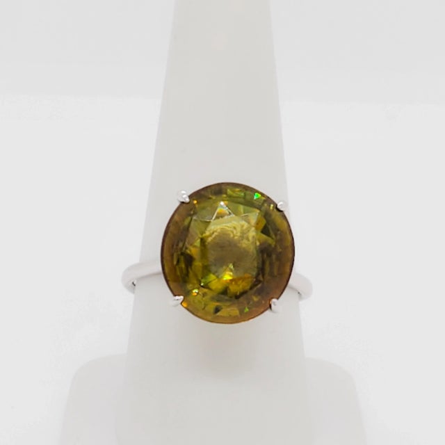 Green Sphene Round Solitaire Ring in 18k White Gold, size 8.25 For Sale - Image 4 of 8