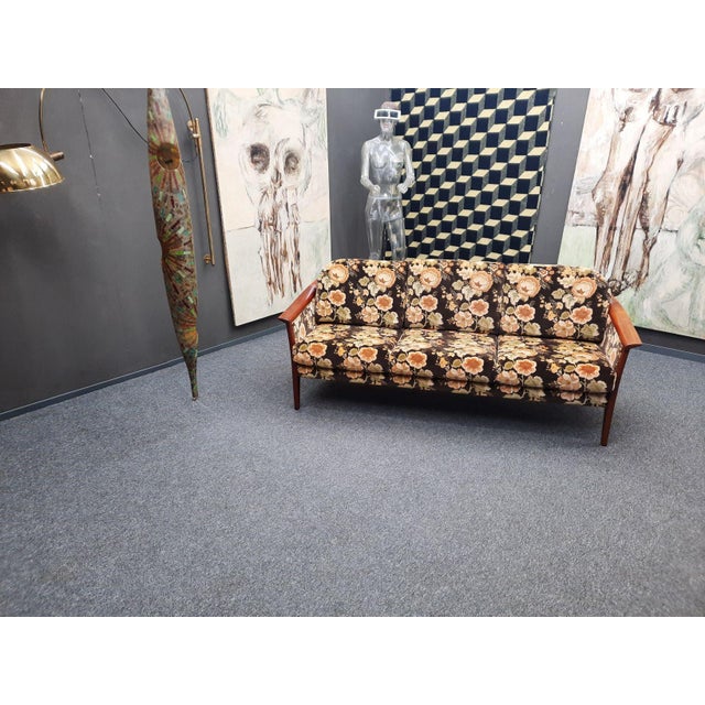 Spring and summer can come! Cheerful sofa by Wilhelm Knoll. Made in the 1970s. The flower power fabric upholstery makes...