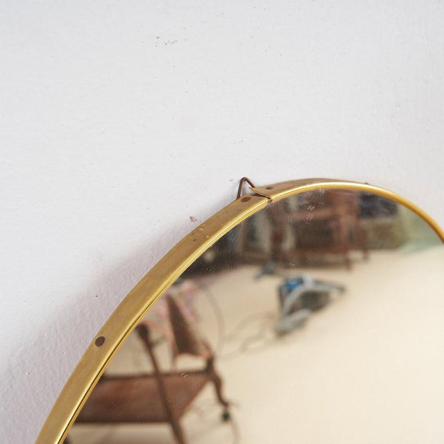 Discover this refined oval mirror, featuring a gold frame that adds a touch of elegance to any space. Dating back to the...