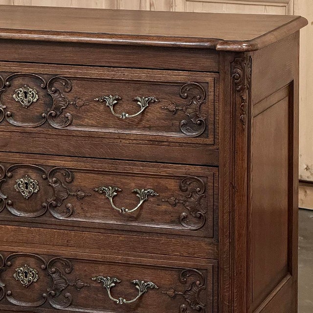 Antique Country French Louis XV Oak Commode ~ Chest of Drawers For Sale In Dallas - Image 6 of 15