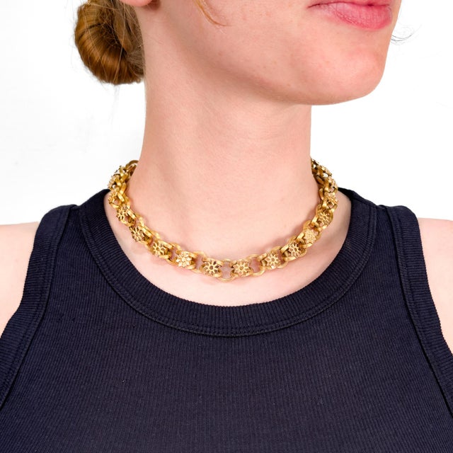 A fine Victorian fancy link necklace. In 14 karat yellow gold. With alternating ribbed singular circular hollow links and...