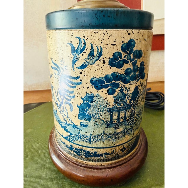 Metal 1980s Wildwood Tin Blue Willow Table Lamp For Sale - Image 7 of 12
