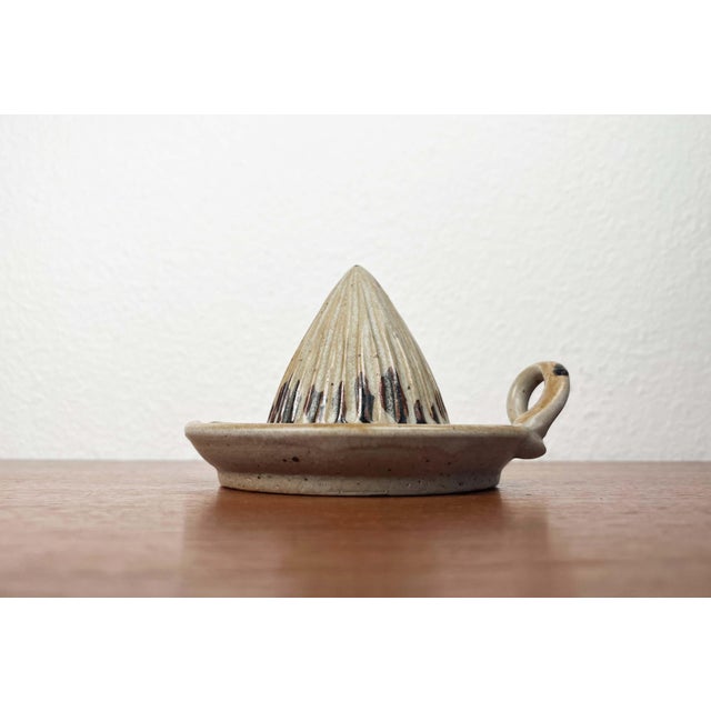 Mid-Century Modern German Studio Pottery Lemon Squeezer, in Very Good conditions. Designed 1960 to 1969