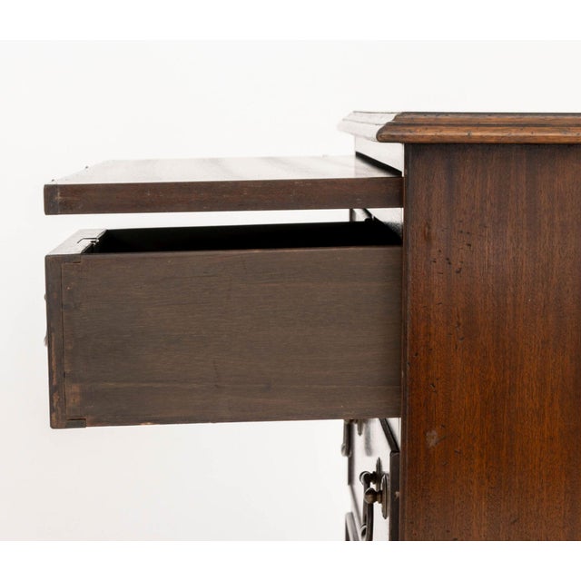 George III Style Mahogany Chest of Drawers For Sale In New York - Image 6 of 9
