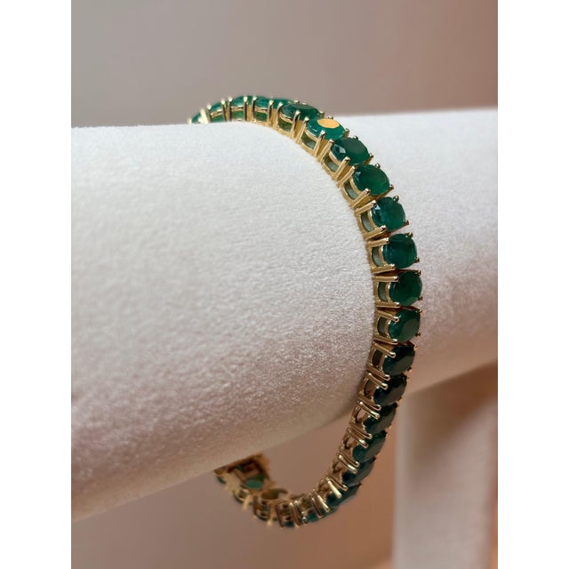 Metal 27 Carat Natural Emerald Tennis Bracelet, 14 Karat Yellow Gold, 21gm, 7.25 Inch For Sale - Image 7 of 8
