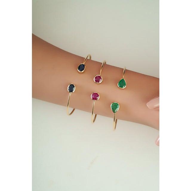 Contemporary 2.58ct Pear Emerald Open Cuff Bangle Bracelet in 14k Yellow Gold For Sale - Image 11 of 18