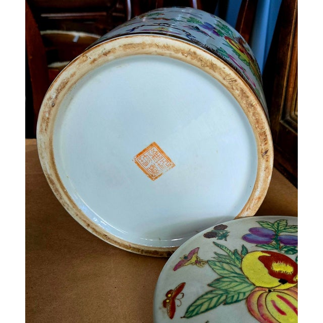 Chinese 19th Century Large Famille Rose Chinese Porcelain Tea Caddy For Sale - Image 3 of 4