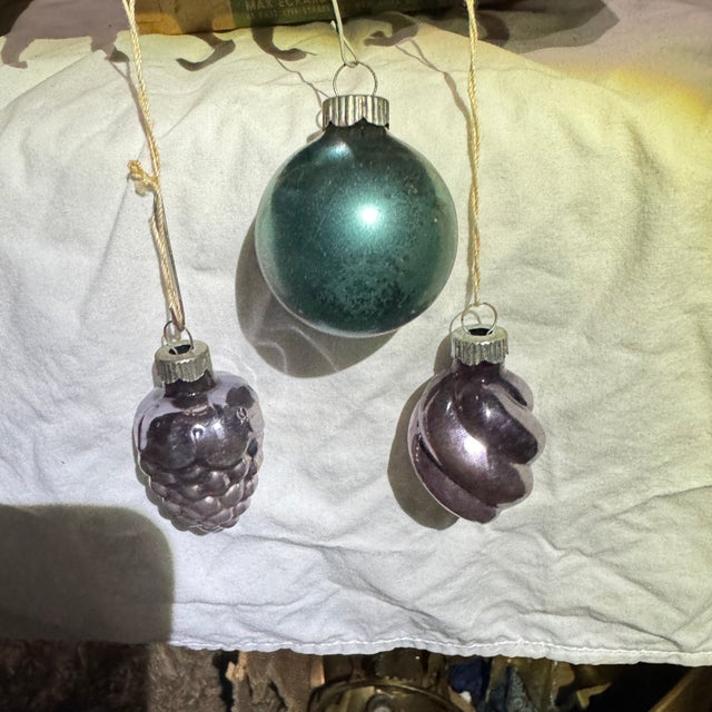 Mid-Century Modern 1950s Shiny Brite Pinecone and Swirl Mercury Glass Ornaments W/ Original Box- Set of 12 For Sale - Image 3 of 7