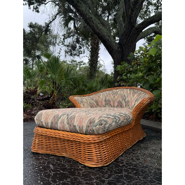 1950s Vintage Steve Chase–Style Rattan Chaise Lounge | Palm Springs Hollywood Regency For Sale - Image 5 of 9