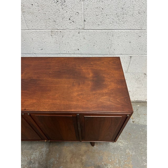 Founders Furniture Company Jack Cartwright for Founders Attributed Mid Century Modern Walnut Sideboard 1960s For Sale - Image 4 of 12