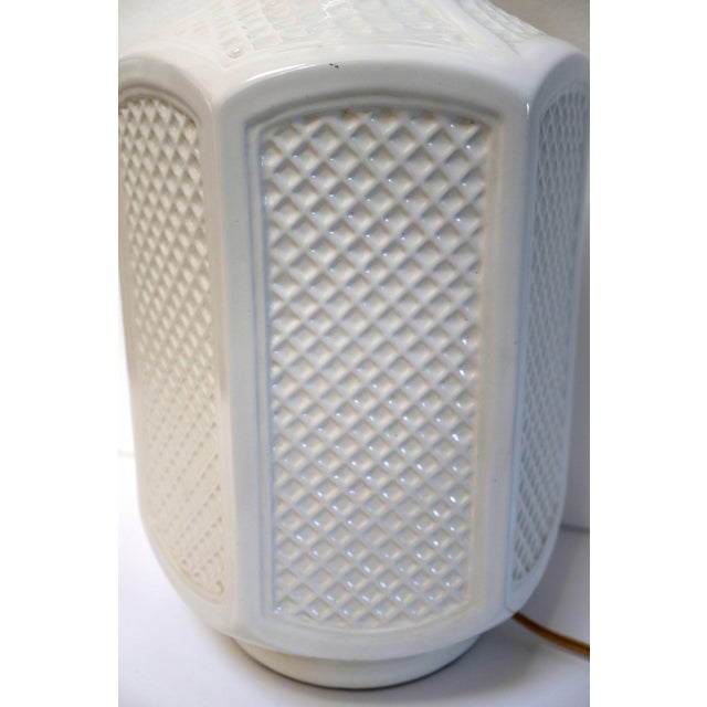 Vintage White Hexagonal Ceramic Geometric Raised Relief Table Lamp For Sale In Los Angeles - Image 6 of 11