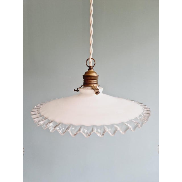 Suspension/ride in feasted white opaline from the 1930s. Each of the suspensions is provided with a brass claw and soquet...