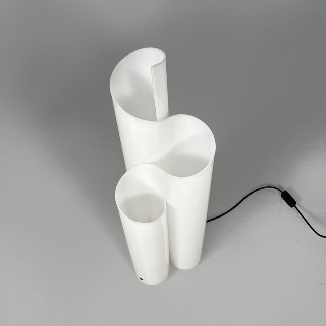 Artemide Italian Opaline Acrylic Glass Table Lamp by Vico Magistretti for Artemide, 1970s For Sale - Image 4 of 18