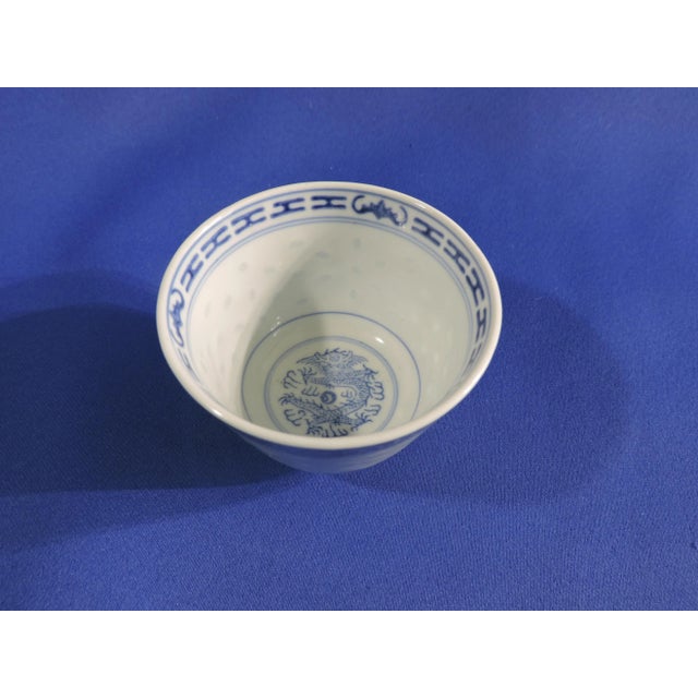 Mid 20th Century Jingdezhen Chinese Blue & White Porcelain Rice Grain Sake Cups- Set of 4 For Sale - Image 4 of 7