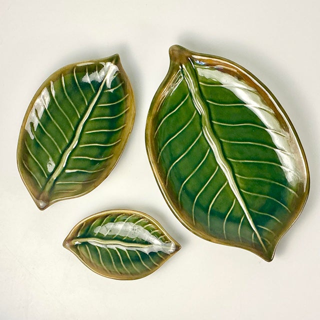 Boho Chic 1990s Vintage Coastal Boho Chic Trompe L’Oeil Banana Leaf Earthenware Serving Dishes - Set of 3 For Sale - Image 3 of 14
