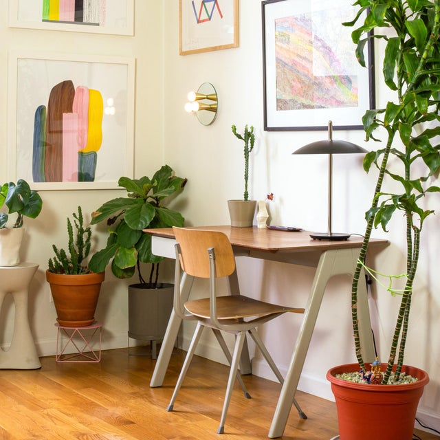 This listing is for 1x Signal Table Lamp with a white shade and copper accents from Souda (as shown in the main image)....