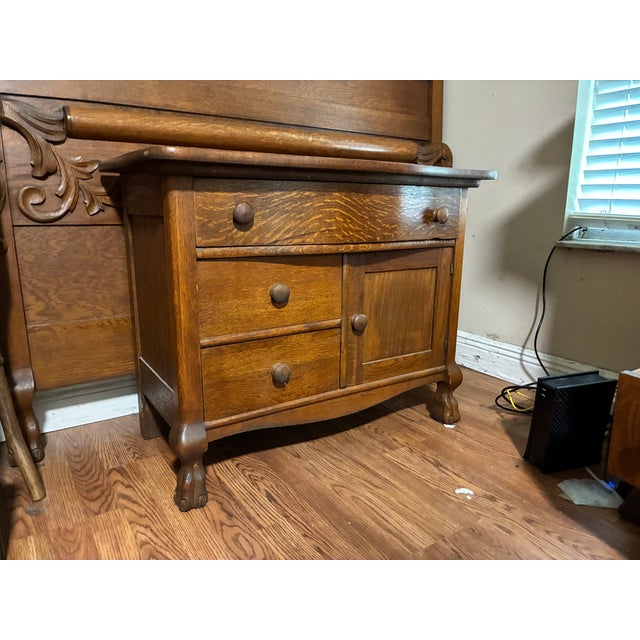 1895 Museum-Quality Quarter-Sawn Tiger Oak 4-Piece Bedroom Suite – Documented Provenance For Sale - Image 9 of 17