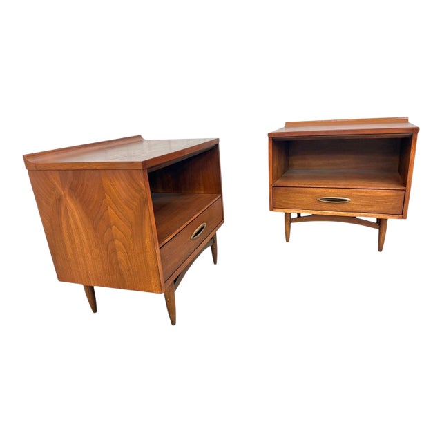 Mid-Century Modern Broyhill Sculptra Walnut Nightstands - Set of 2 - Refinished! For Sale