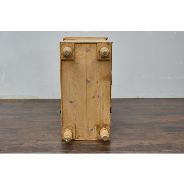 Wood English 19th Century Pine Four-Drawer Chest with Natural Finish and Turned Feet For Sale - Image 7 of 12