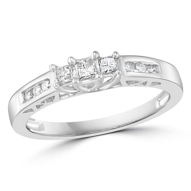 Three-Stone Diamond 0.30 Carat Traditional Ring/Band 14 Karat White Gold For Sale - Image 9 of 18