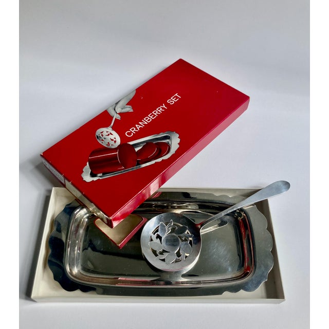 Mid-Century Modern Boxed Wm. Rogers Silverplate Cranberry Set With Plate & Server- 2 Pieces For Sale - Image 3 of 12