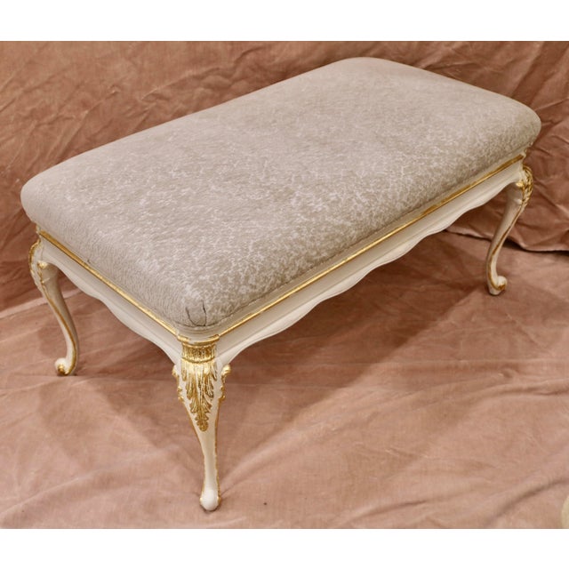 Traditional Late 20th Century Bench in Giltwood Gold Leaf Frame Upholstered in Cream Chenille Velvet For Sale - Image 3 of 5
