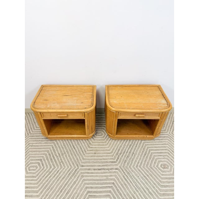 Wood Mid 20th Century Pair of Blonde Ribbed Pencil Reed Rattan Nightstands Coastal Hollywood Regency For Sale - Image 7 of 11