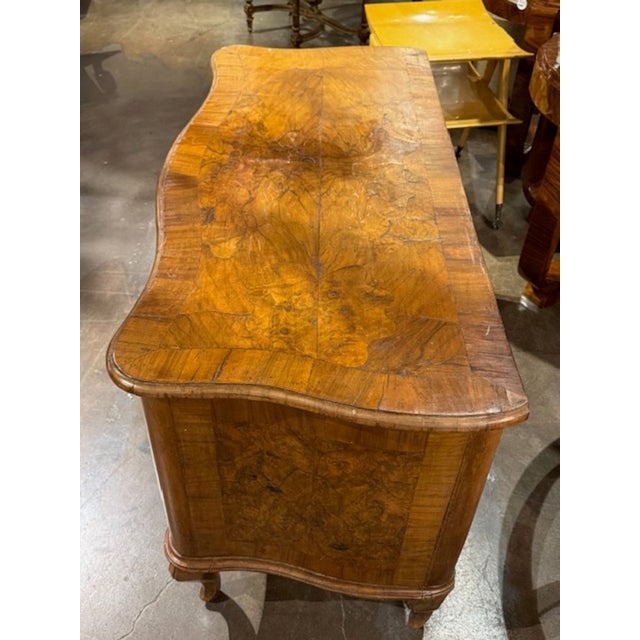 Traditional 18th Century Italian Walnut Bombe' Shaped Commode For Sale - Image 3 of 6
