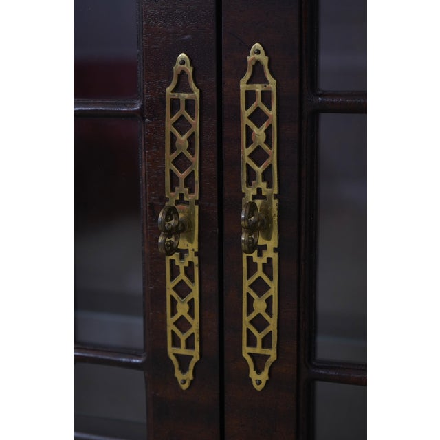 Brown 1990s Henredon Chippendale Style 2 Door Mahogany Curio Cabinet For Sale - Image 8 of 15