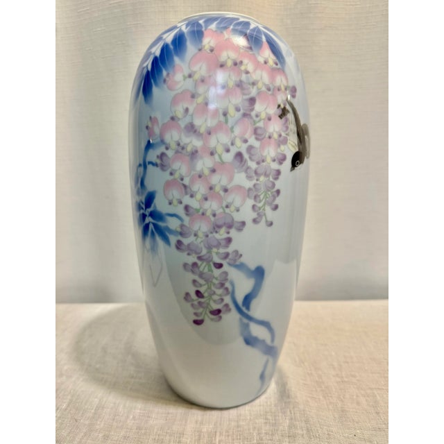 Late 20th Century Vintage Chinoiserie Fukagawa Porcelain Vase With Sparrow and Wisteria Decoration For Sale - Image 5 of 10