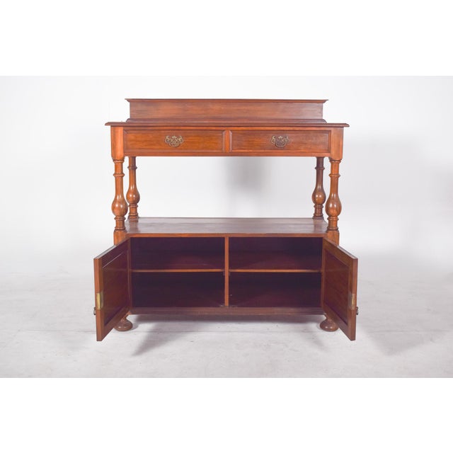 Dumbwaiter with small elevation. with classic shapes and well-distributed proportions, the lower part has two padded panel...