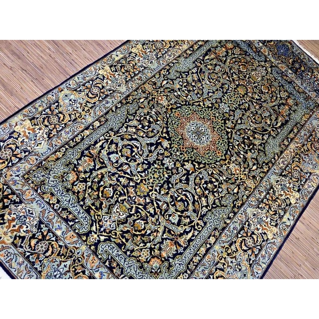 Middle Eastern Keshan Rug in Wool For Sale - Image 6 of 11