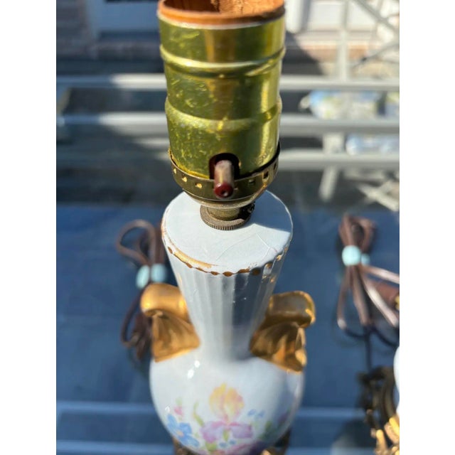 French Provincial Vintage French-Style Porcelain Table Lamp With Floral Motif & Gilt Accents - Set of 2 For Sale - Image 3 of 7