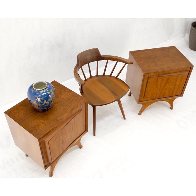 Mid-Century Modern Pair Sculpted Fronts Legs Walnut Mid-Century Modern Nightstands End Tables MINT! For Sale - Image 3 of 13