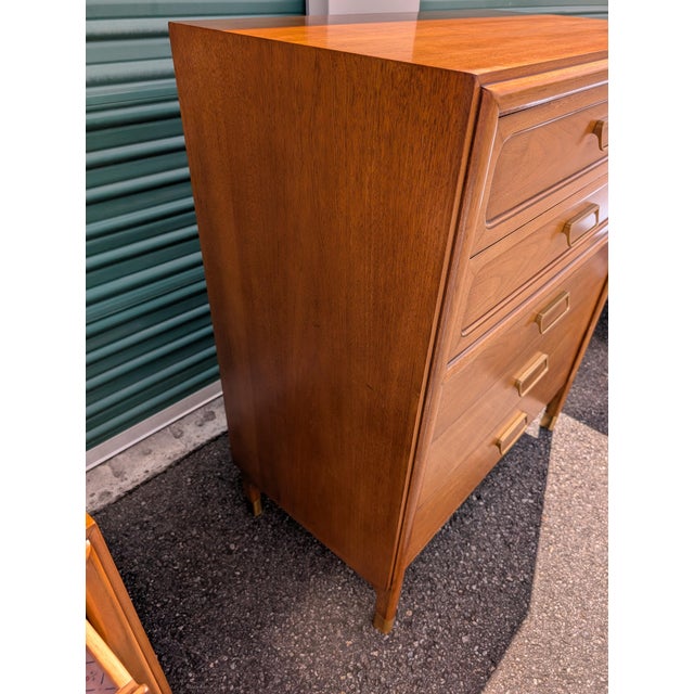 Brown Drexel Cascade Vintage Mid Century Modern Walnut Finish 5 Drawer Chest Dresser For Sale - Image 8 of 13