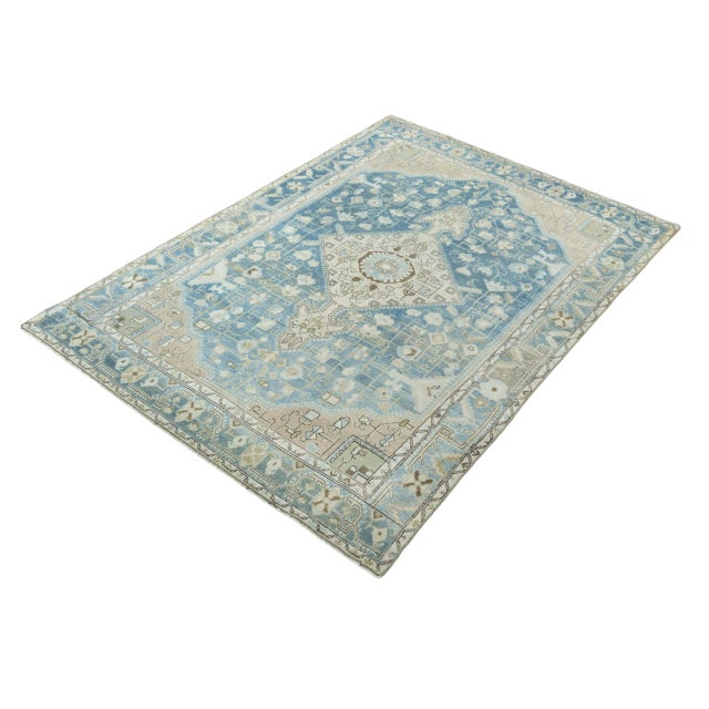 A beautiful hand-knotted vintage oriental rug measuring 194 x 139 cm. Its classic medallion design and ornate floral...
