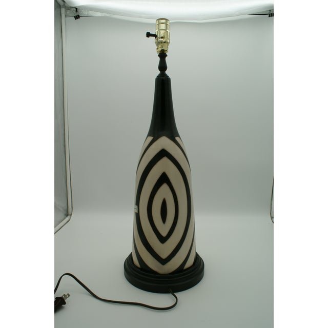 Mid-Century Modern Late 20th Century Black & Ivory Geometric Chulucanas Pottery Lamp For Sale - Image 3 of 8