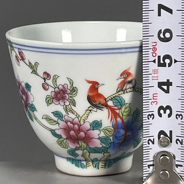 Late 20th Century Chinese Famille Rose Porcelain Tea Cup With Bird & Floral Motif For Sale In Los Angeles - Image 6 of 9