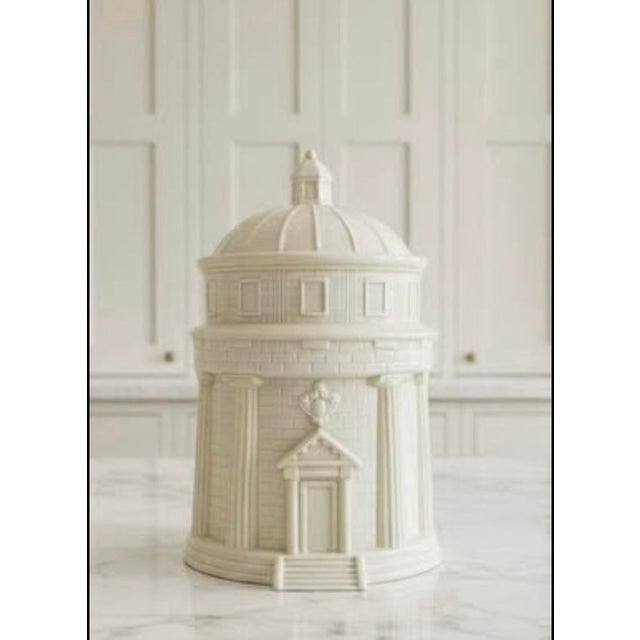Bring classical elegance to your home with this Fitz & Floyd Architectural Rotunda Canister, dated 1995 and crafted in...